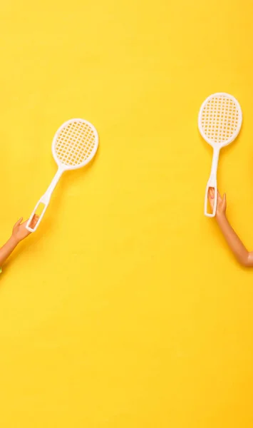Baba Kezek Kezében Tenisz Ütők Sárga Alapon Minmalizmus Koncept Art — Stock Fotó