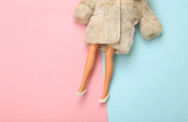 Γυναικεία Κούκλα Γούνα Και Παπούτσια Μπλε Ροζ Παστέλ Φόντο Μινιμαλιστική — Φωτογραφία Αρχείου