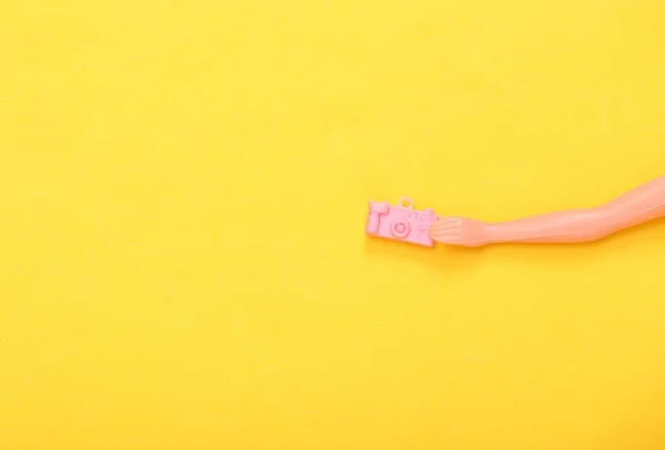 Muñeca Mano Sosteniendo Cámara Sobre Fondo Pastel Azul Rosa Minmalismo — Foto de Stock