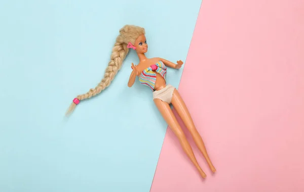 ODESSA, UKRAINE - 1 Haziran 2021: Mavi-pembe pastel arka planda Barbie Bebek