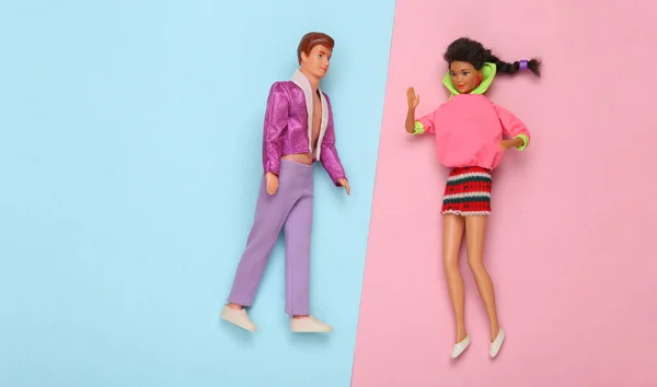 ODESSA, UKRAINE - 1 Haziran 2021: Mavi-pembe pastel arka planda Barbie ve Ken Dolls