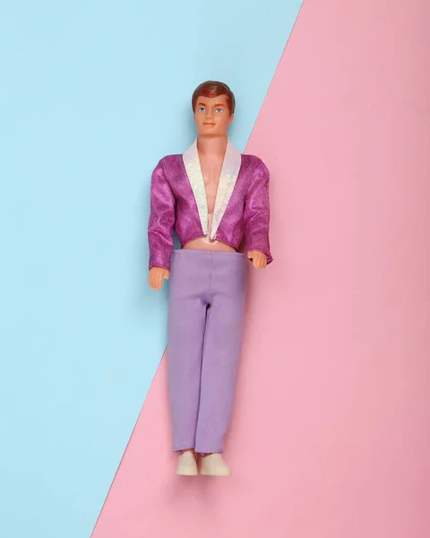 ODESSA, UKRAINE - 1 Haziran 2021: Mavi-pembe pastel arka plan üzerine Ken Doll