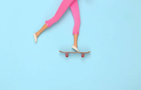 Boneca Pernas Passeio Skate Fundo Azul Minimalismo — Fotografia de Stock