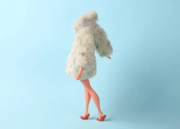 Maniquí Muñeca Abrigo Piel Caliente Sobre Fondo Azul Minimalismo Tiro — Foto de Stock