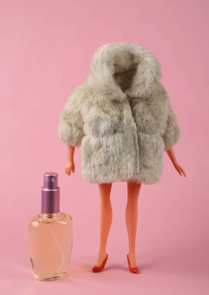 Poppenmannequin Warme Bontjas Met Parfumflesje Roze Heldere Achtergrond Minimalistisch Modebeeld — Stockfoto