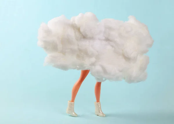 Muñeca Patas Detrás Las Nubes Sobre Fondo Azul Minimalismo — Foto de Stock