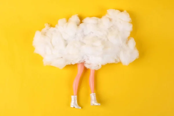 Muñeca Patas Detrás Las Nubes Sobre Fondo Amarillo Minimalismo — Foto de Stock