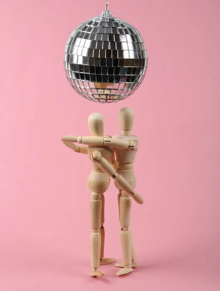 Dois Fantoches Dançando Sob Bola Discoteca Fundo Rosa Conceito Partido — Fotografia de Stock