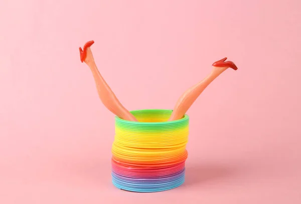Muñeca Pies Juguete Slinky Sobre Fondo Rosa Concepto Idea Fresca — Foto de Stock