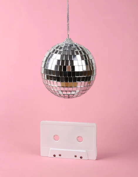 Discokugel Mit Retro Audio Kassette Auf Rosa Hintergrund Minimalistisches Parteikonzept — Stockfoto