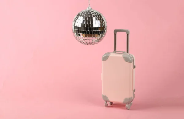 Discokugel Und Gepäck Auf Rosa Hintergrund Minimalismus Party Und Reisekonzept — Stockfoto