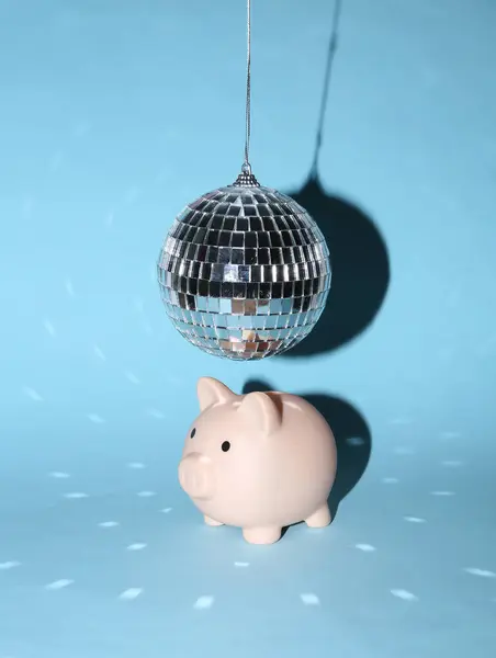 Piggy Τράπεζα Κάτω Από Ντίσκο Μπάλα Μπλε Φωτεινό Φόντο Minimalism — Φωτογραφία Αρχείου