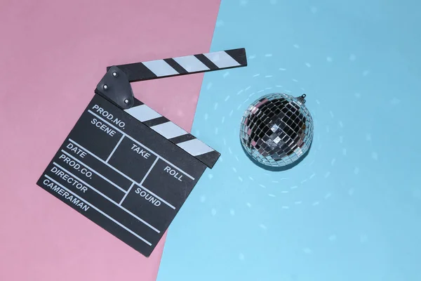 Discokugel Mit Filmtafel Auf Blau Rosa Hintergrund Ansicht Von Oben — Stockfoto
