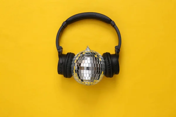 Auriculares Con Bola Disco Sobre Fondo Amarillo Concepto Partido Minimalismo —  Fotos de Stock