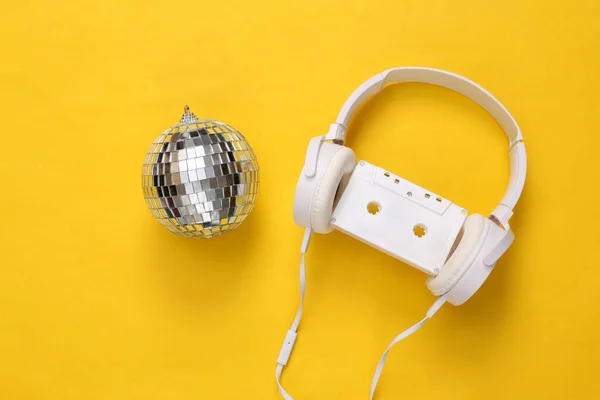 Hoofdtelefoon Met Audiocassette Disco Bal Gele Achtergrond Minimalistisch Partijconcept — Stockfoto