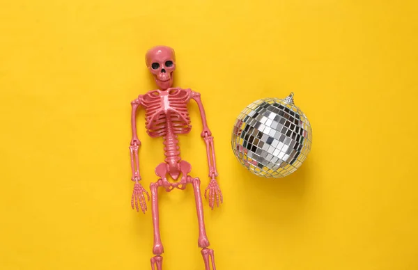 Disco Boll Och Skelett Gul Bakgrund Begreppet Minimalistiskt Parti — Stockfoto