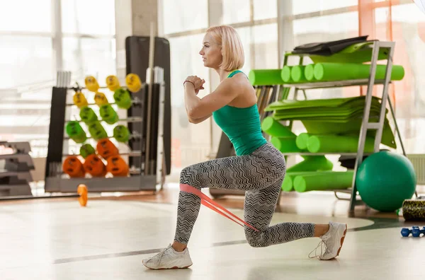 Vacker Muskulös Kaukasiska Kvinna Som Tränar Med Fitness Gummiband Lätt — Stockfoto