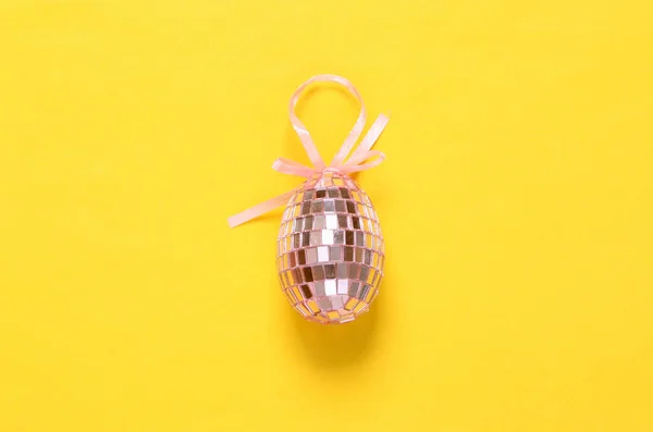 Lustrzane Jajko Żółtym Tle Kreatywny Układ Wielkanocny — Zdjęcie stockowe
