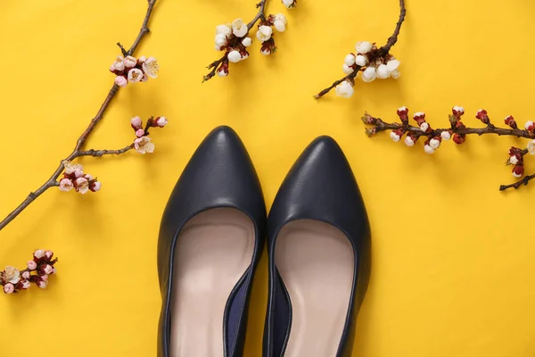 Hoge Hak Schoenen Met Mooie Witte Bloeiende Takken Gele Achtergrond — Stockfoto
