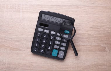 Masada büyüteç olan hesap makinesi.