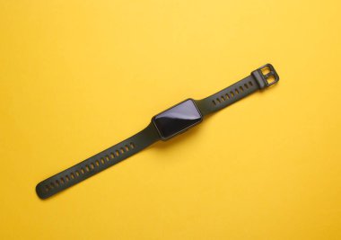 Sarı arka planda siyah bilezik. Üst görünüm