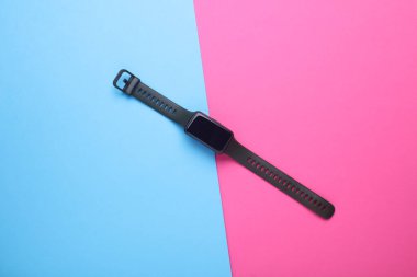 Pembe mavi arka planda siyah bilezik. Üst görünüm