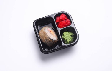 Zencefilli tepsi, wasabi ve soya sosu, beyaz arka planda suşi rulosu.