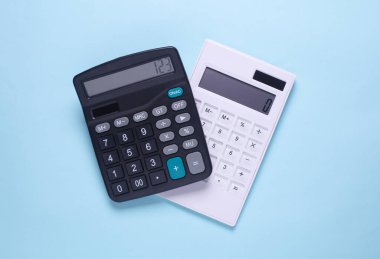 Mavi arkaplanda beyaz ve siyah hesap makinesi