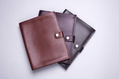 Önemli belgeler ve belgeler için beyaz arkaplan üzerine deri düzenleyiciler