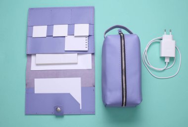 Mavi arka planda kağıt, belge ve cihazlar için deri düzenleyiciler