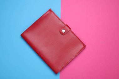 Mavi arkaplanda kırmızı deri defter veya belge düzenleyici