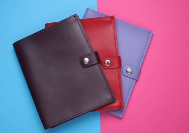 Mavi arkaplanda deri defterler ya da belge düzenleyiciler