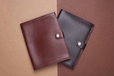 Kahverengi arkaplanda deri defterler veya belge düzenleyiciler