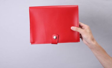 Gri arkaplanda kırmızı deri belge düzenleyici klasörü