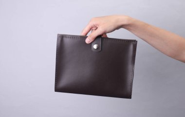 Gri arkaplanda kahverengi deri evrak düzenleyici klasörü