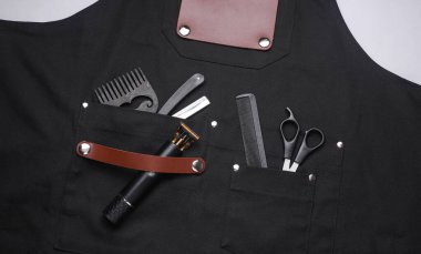 Berber aletli siyah önlük. Düz yatıyordu