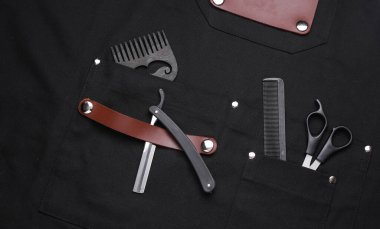 Berber aletli siyah önlük. Düz yatıyordu