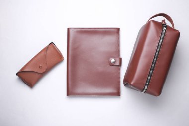 Deri gözlük çantası, günlük ve beyaz arka planda kozmetik çanta düzenleyicisi. Hakiki deri ürünleri