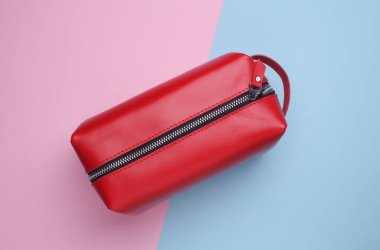 Pembe arkaplanda kırmızı deri kozmetik çanta düzenleyicisi