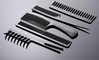 Siyah arkaplanda plastik tarak seti