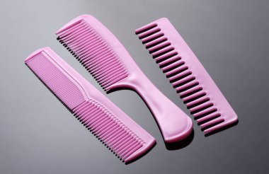 Siyah arkaplanda pembe plastik taraklar