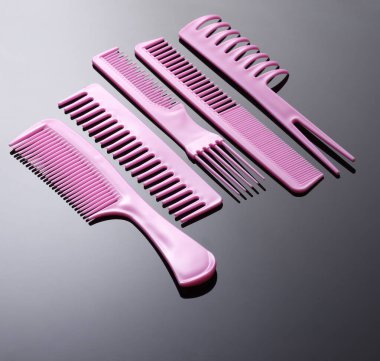 Siyah arkaplanda pembe plastik taraklar