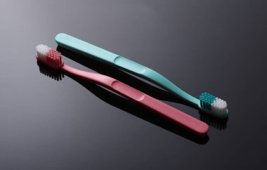 Siyah Arkaplanda İki Plastik Diş Fırçası