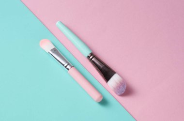 Pembe mavi arkaplanda makyaj fırçaları