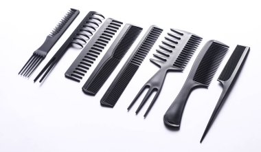 Beyaz arkaplanda siyah plastik taraklar