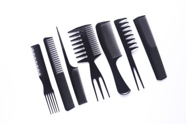 Beyaz arkaplanda siyah plastik taraklar