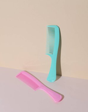 Pastel arka planda plastik taraklar. Güzellik konsepti. Yaratıcı düzen. Minimalizm