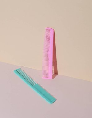 Pastel arka planda plastik taraklar. Güzellik konsepti. Yaratıcı düzen. Minimalizm