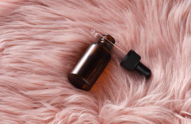 Pembe kürk arka planda serum şişesi