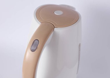 beyaz zemin üzerinde elektrikli su ısıtıcısı